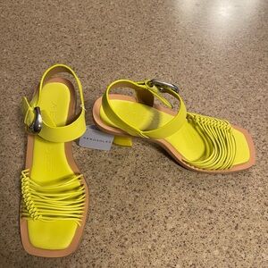 AEROSOLES Crew Buckle Strap Kitten Heel Sandals size 8.4